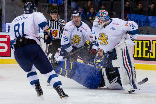 Finlands Joonas Järvinen och målvakt Mikko Koskinen