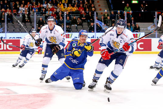 Sveriges Joel Eriksson Ek och Finlands Mikko Lehtonen och