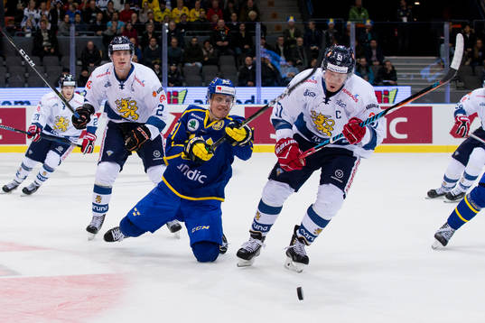 Sveriges Joel Eriksson Ek mot Finlands Tomi Sallinen