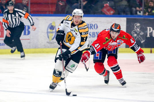 Skellefteås Niclas Burström och Örebros Joel Mustonen