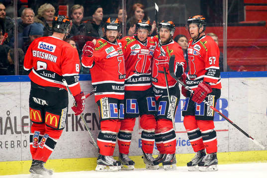 Örebros Kalle Olsson jublar med lagkamrater