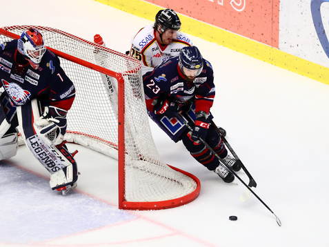 Linköpings Niklas Persson, målvakt Marcus Högberg och