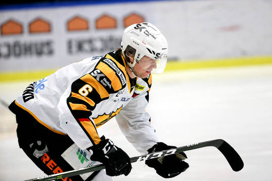 Skellefteås Filip Berglund grinar illa