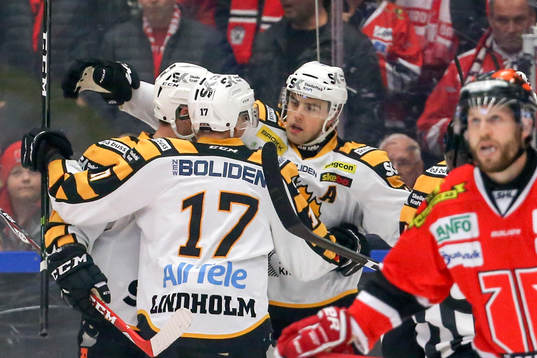 Skellefteås Bud Holloway jublar med lagkamrater