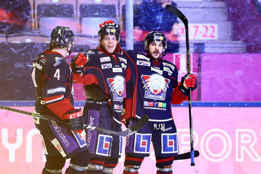 Linköpings Ken Andre Olimb, i mitten, jublar