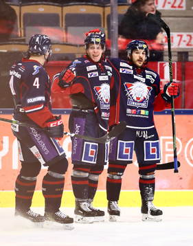 Linköpings Ken Andre Olimb, i mitten, jublar