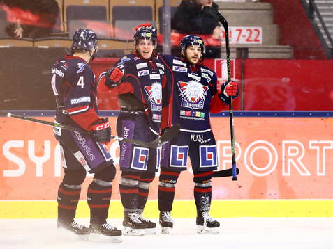 Linköpings Ken Andre Olimb, i mitten, jublar