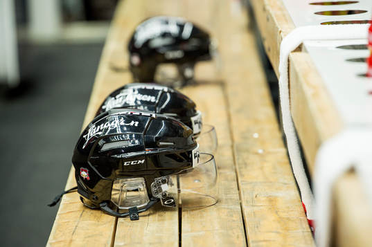 Hjälmar i Malmö Redhawks bås innan ishockeymatchen i SHL