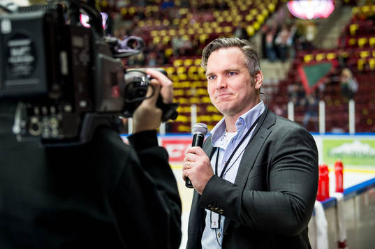 Fredrik Ahlqvist sköter intervjuerna nere vid båsen innan