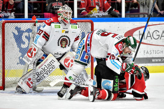 Frölundas Matt Donovan trycker ner Malmö Redhawks
