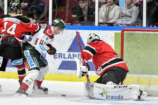Frölundas Victor Olofsson och Malmö Redhawks Carl-Johan