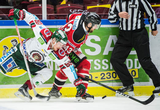 Frölundas Simon Hjalmarsson mot Malmö Redhawks Nichlas
