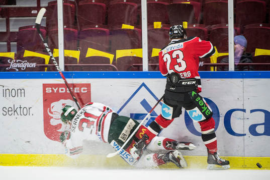 Malmö Redhawks Christoffer Forsberg tacklar Frölundas