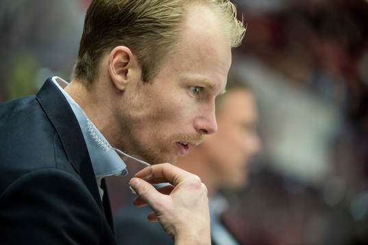 Frölundas assisterande tränare Johan Lundskog med en