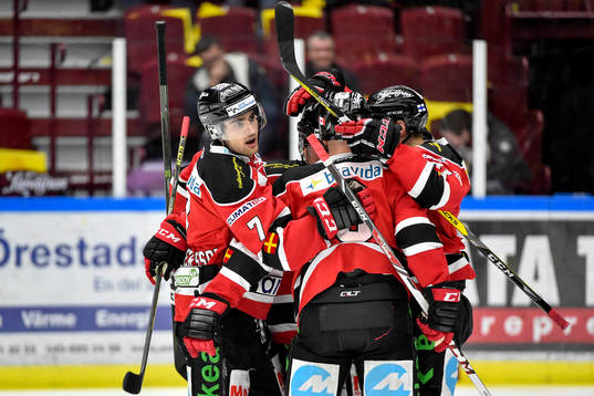 Malmö Redhawks Nils Andersson jublar med lagkamrater