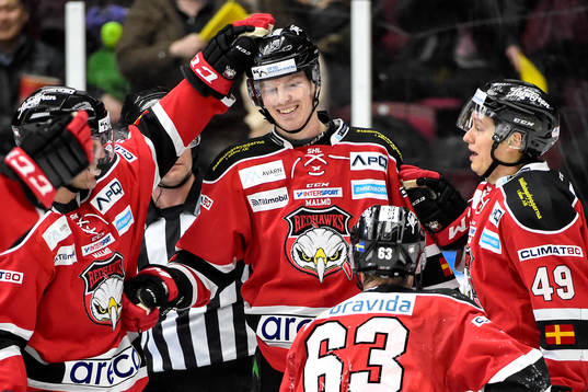 Malmö Redhawks Lars Bryggman jublar med lagkamrater