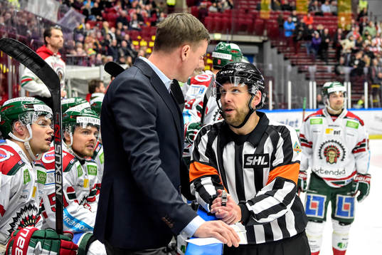 Domare Marcus Linde  pratar med Frölundas tränare Roger
