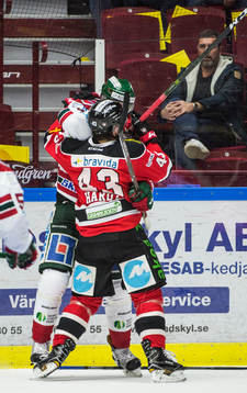 Malmö Redhawks Nichlas Hardt och Frölundas John Nyberg i