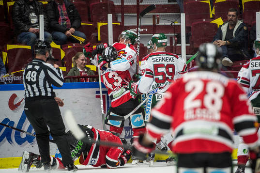 Malmö Redhawks Nichlas Hardt och Frölundas John Nyberg i