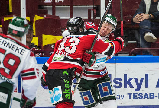 Malmö Redhawks Nichlas Hardt och Frölundas John Nyberg i