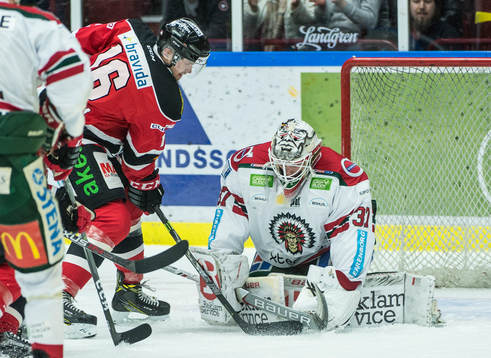Malmö Redhawks Magnus Häggström mot Frölundas målvakt