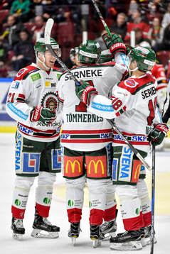 Frölundas Robin Figren jublar med lagkamrater