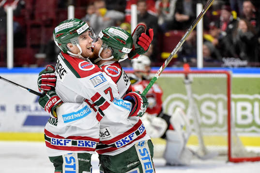 Frölundas Henrik Tömmernes och Robin Figren jublar