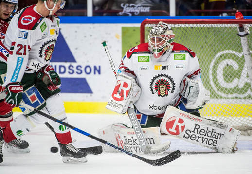Pucken mot Frölundas målvakt Johan Gustafsson