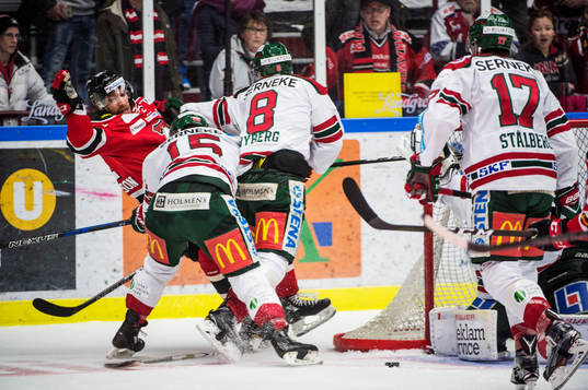 Frölundas Matt Donovan och John Nyberg trycker till Malmö