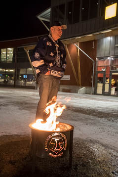 Supporter utanför Tegera Arena innan ishockeymatchen i SHL