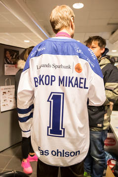 Biskop Mikael Mogren i Leksands tröja innan