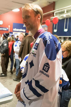 Biskop Mikael Mogren i Leksands tröja innan