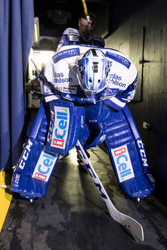 Leksands målvakt Henrik Haukeland på väg in i