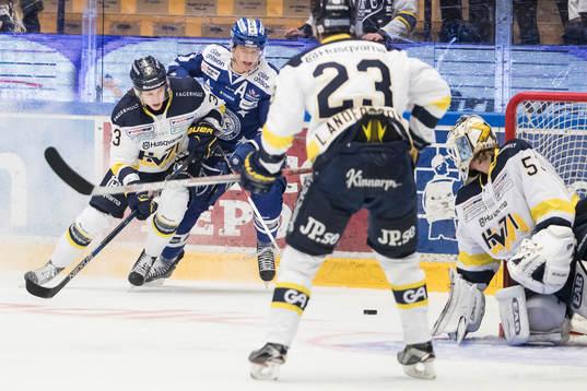 s Niklas Hansson i kamp om pucken bakom HV71:s målvakt