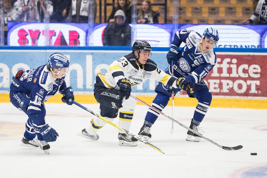 Leksands Martin Karlsson och Johan Porsberger i kamp om