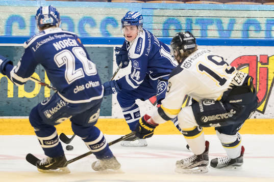 Leksands Oskar Lang med pucken Leksands Patrik Norén och