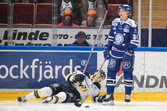 s Lias Andersson ligger på isen brevis Leksands Olle