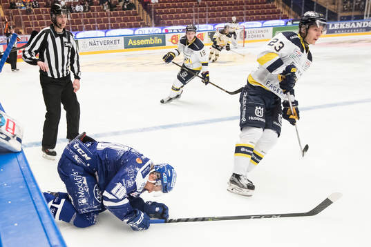 Leksands Mattias Ritola har ont på isen