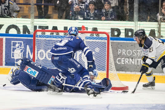 s Mattias Tedenby räddning av Leksands målvakt Henrik