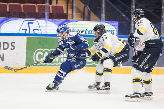 s Niklas Hansson  ikapp om pucken i ishockeymatchen i SHL