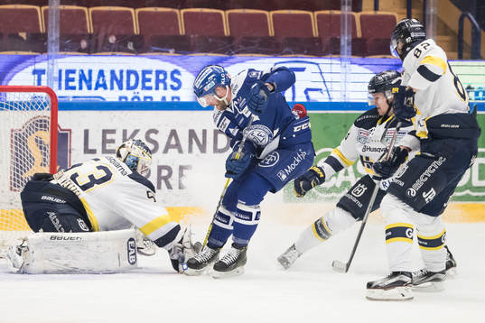 s målvakt Fredrik Pettersson-Wentzel jagas av HV71:s