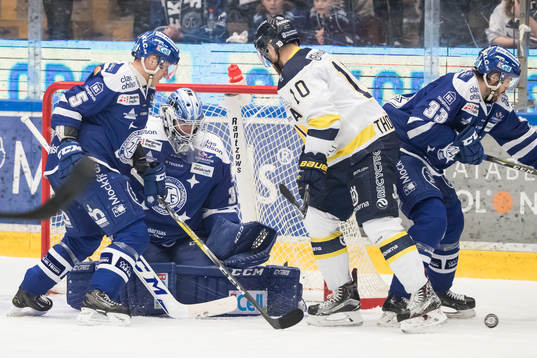 s Martin Thörnberg och Leksands Markus Lauridsen framför