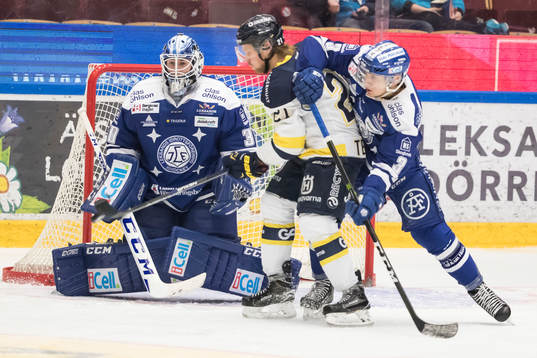 s Mattias Tedenby framför Leksands målvakt Henrik