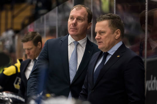 s tränare Johan Lindbom och HV71:s assisterande tränare