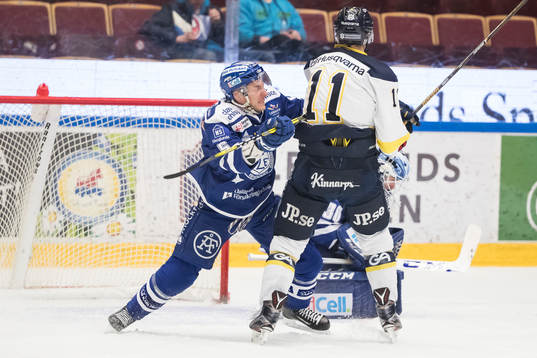 s Simon Önerud framför Leksands målvakt Henrik Haukeland