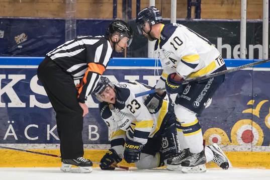 s Lias Andersson får hjälp av HV71:s Martin Thörnberg