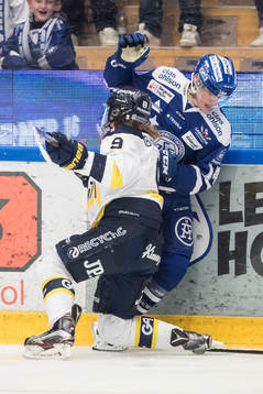 s Isac Brännström tacklar Leksands Oskar Lang  i