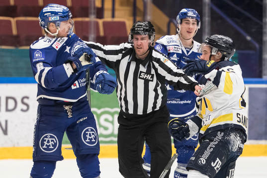 s Filip Sandberg linjedomare Örjan Åhlén  går emellan i