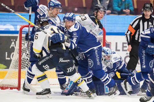 s Filip Sandberg framför Leksands Patrik Norén och