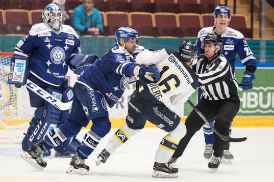 s Filip Sandberg linjedomare Örjan Åhlén  går emellan i